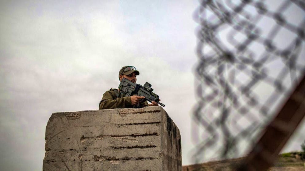 ARCHIVE - An armed Israeli soldier stands guard at his post. Photo: Ilia Yefimovich/dpa