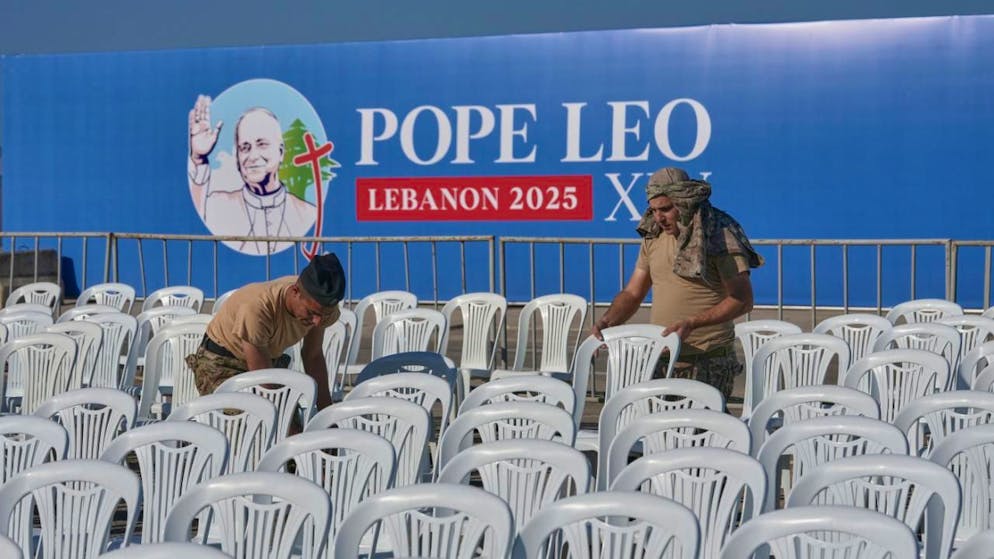 Des soldats de l'armée libanaise ont installé jeudi des chaises pour la messe que le Pape Léon XIV a célébrée mardi à Beyrouth au Liban.