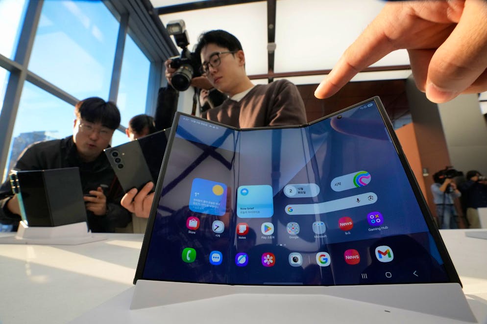 Un smartphone Samsung Galaxy Z TriFold est présenté lors d'un événement de lancement dans un magasin Samsung à Séoul, en Corée du Sud, le mardi 2 décembre 2025. (AP Photo/Ahn Young-joon)