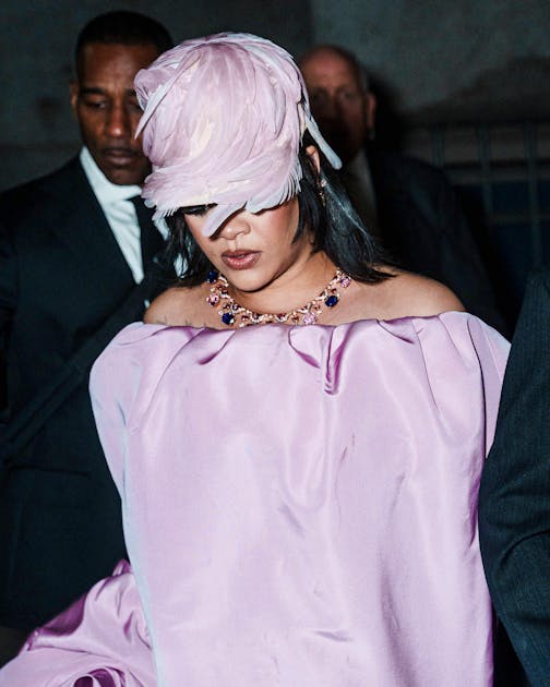 Rihanna polarisiert mit extravagantem Look