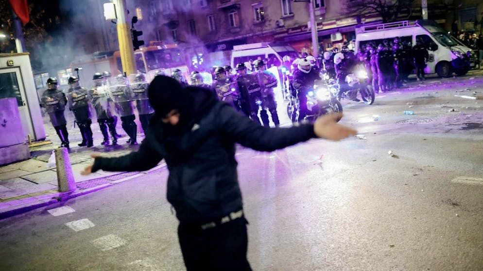 Nachdem die Hauptdemonstration in der bulgarischen Hauptstadt Sofia endete, kam es zu Zusammenstössen mit der Polizei.