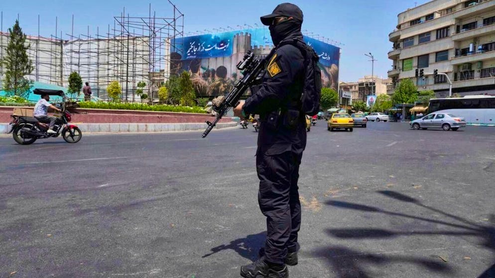ARCHIVE - A member of the Iranian Revolutionary Guards stands guard at the Islamic Revolution Square (Enghelab-e-Eslami) in the center of Tehran, Iran. Photo: Vahid Salemi/AP/dpa