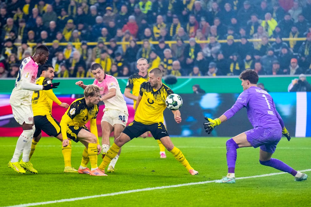 Kobel bleibt beim Gegentor machtlos.