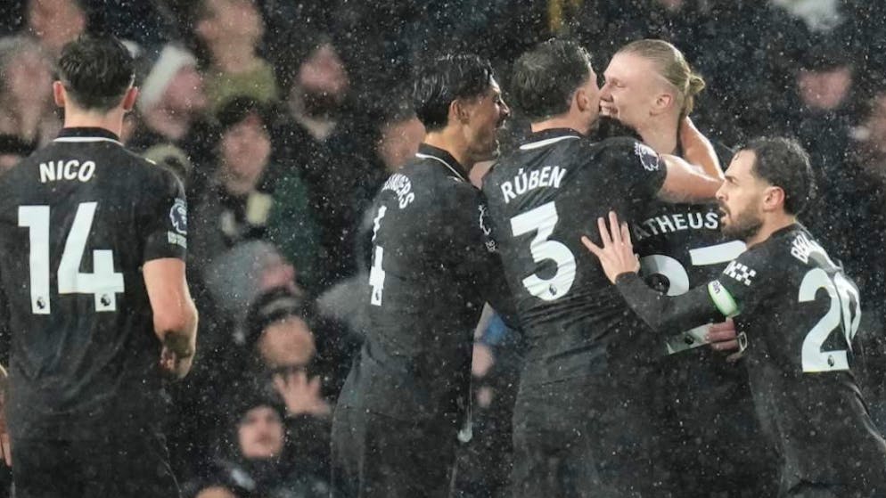 Erling Haaland erhält die Gratulationen von seinen Teamkollegen nach seinem 100. Meisterschaftstor für Manchester City.