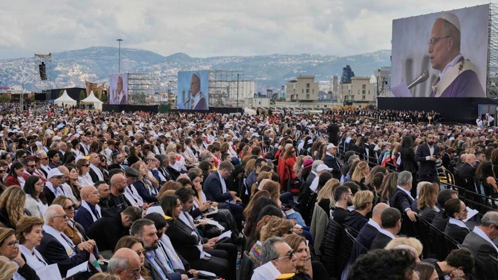 Gläubige nehmen an einer von Papst Leo XIV. geleiteten Heiligen Messe am Hafen teil. Foto: Bilal Hussein/AP/dpa