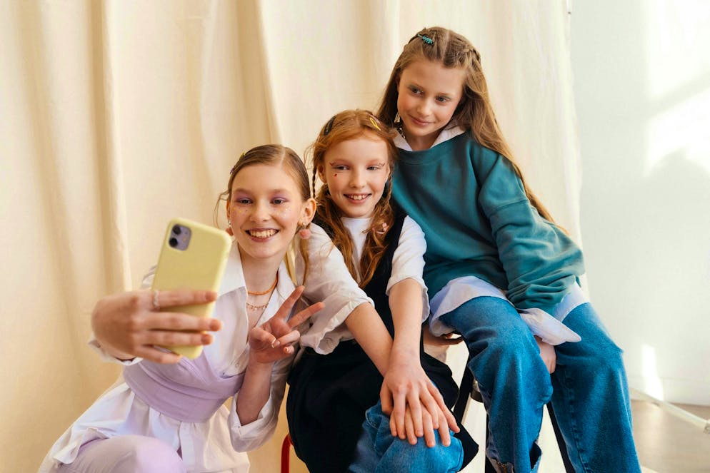 Une mise en scène parfaite : Correspondre aux idéaux de beauté répandus sur le net met particulièrement les filles sous pression.