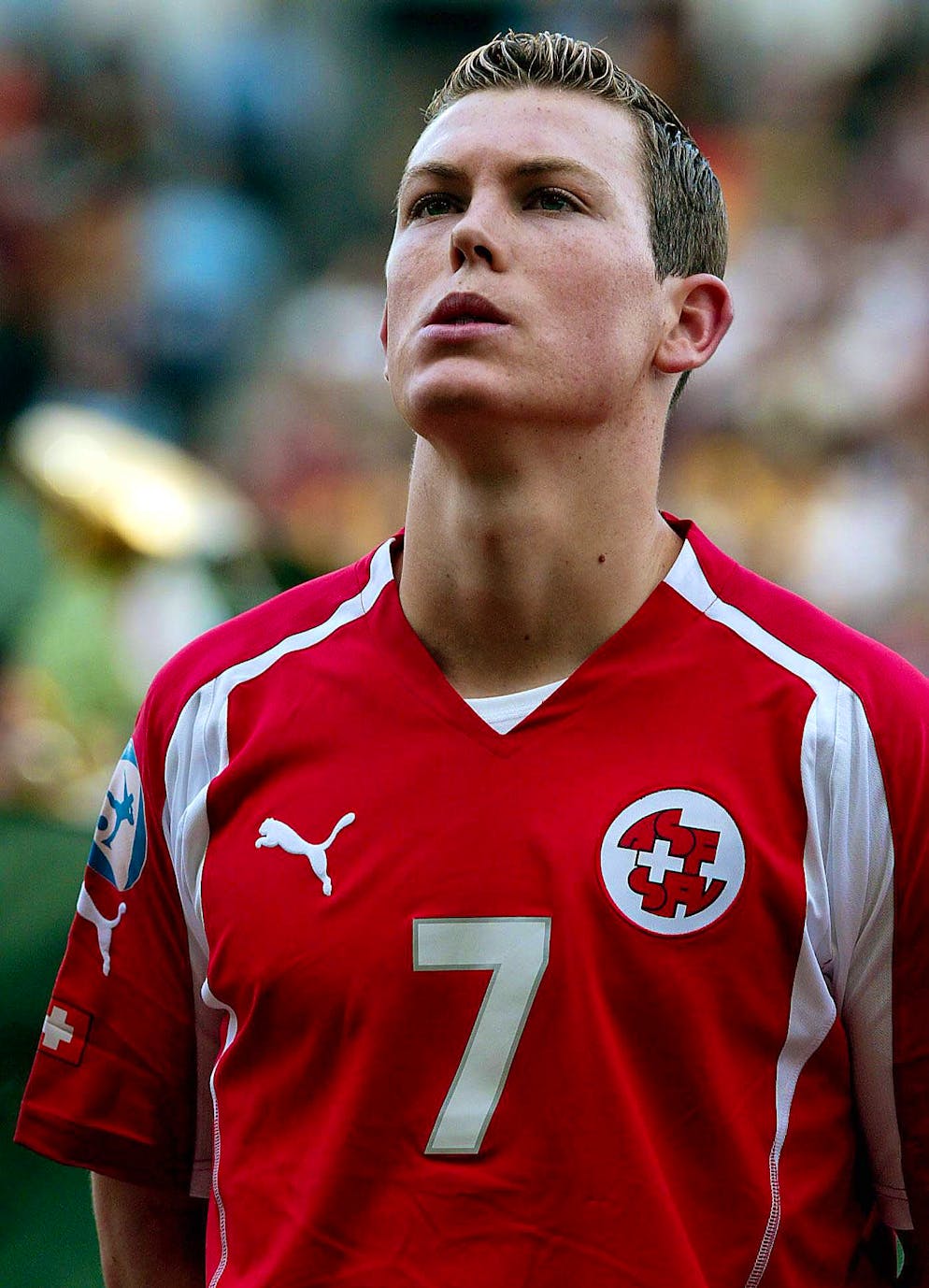 Bildnummer: 01145287  Datum: 28.05.2004  Copyright: imago/Sämmer
Stephan Lichtsteiner (Schweiz U21) während der Nationalhymne; Stefan, Gruppe B, Gruppenspiel, Vdig, hoch, Hymne, U 21 Europameisterschaft 2004, Länderspiel 2004, Nationalmannschaft, Nationalteam, Nationaltrikot Mainz Fußball EM Herren Mannschaft Porträt Randmotiv Personen