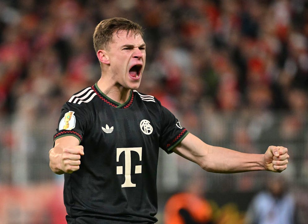 Bayern-Star Joshua Kimmich bejubelt nach dem Schlusspfiff den Sieg.