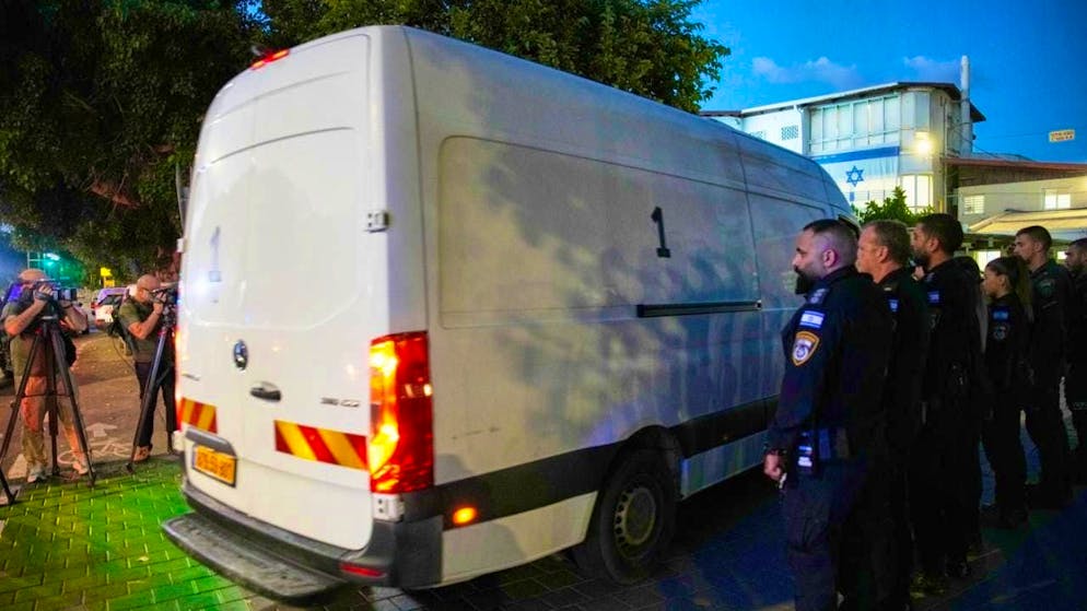 A vehicle with the remains of a person who, according to Hamas, is a deceased hostage and was handed over to the Israeli authorities by militants from the Gaza Strip, arrives at the Abu Kabir Forensic Institute. Photo: Ohad Zwigenberg/AP/dpa