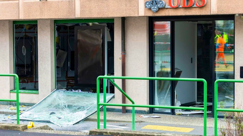 Gros dommages. Bancomat attaqué à l'explosif à Gland - Auteurs en fuite