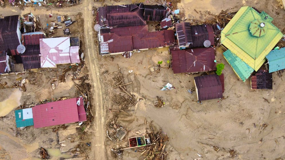 Flood disaster in Sumatra: death toll rises to 750 - Gallery. Many communities were cut off from the outside world after flash floods.