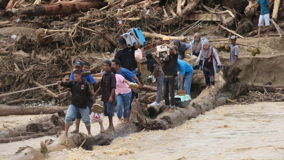 Flutkatastrophe auf Sumatra: Zahl der Toten steigt auf 750 - Gallery. Das Hochwasser gilt als eines der schwersten der vergangenen Jahre.