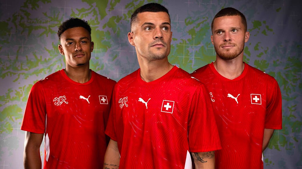 Dan Ndoye, Granit Xhaka et Nico Elvedi porteront le nouveau maillot officiellement en mars.