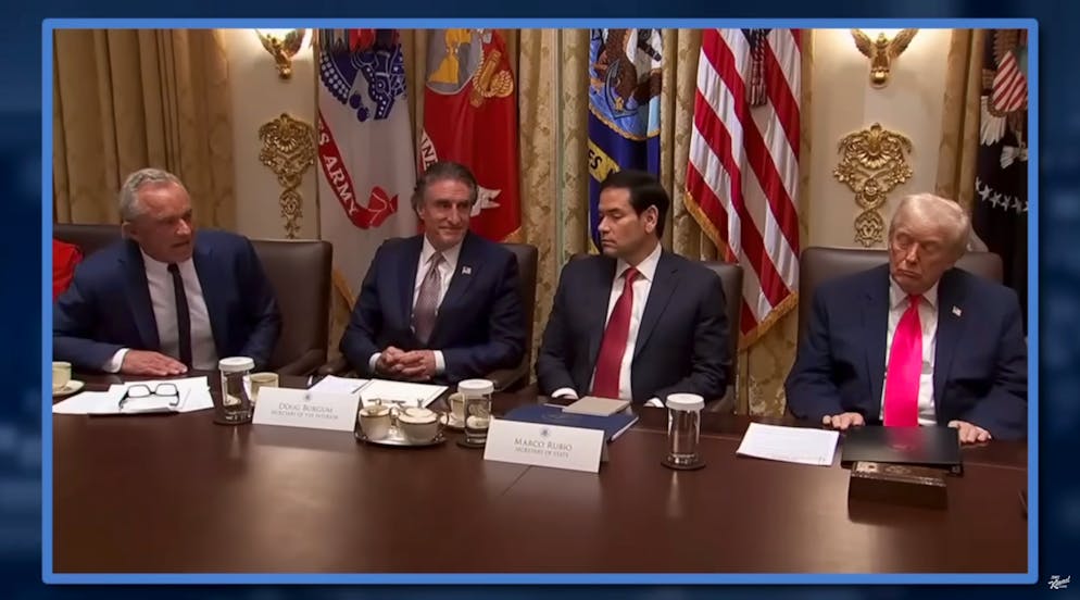 Während RFK Jr. (links) spricht, döst Donald Trump (rechts) in der gestrigen Kabinettssitzung vor sich hin: «Wenn du bei der Stimme schlafen kannst, bist du wirklich müde», lästert Kimmy Kimmel über den Gesundheitsminister.