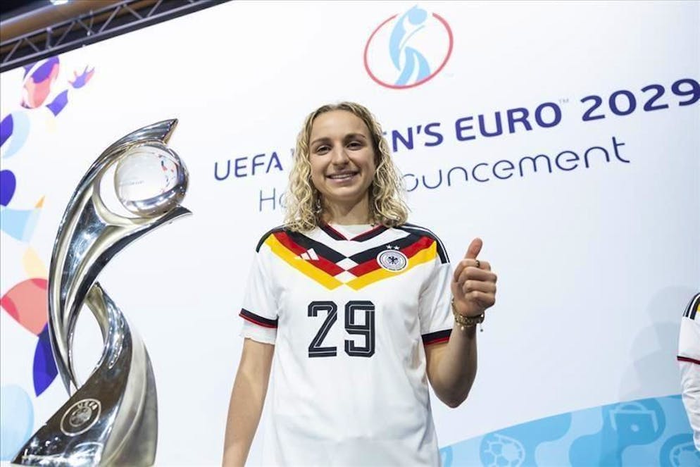 Vanessa Diehm in posa con il trofeo