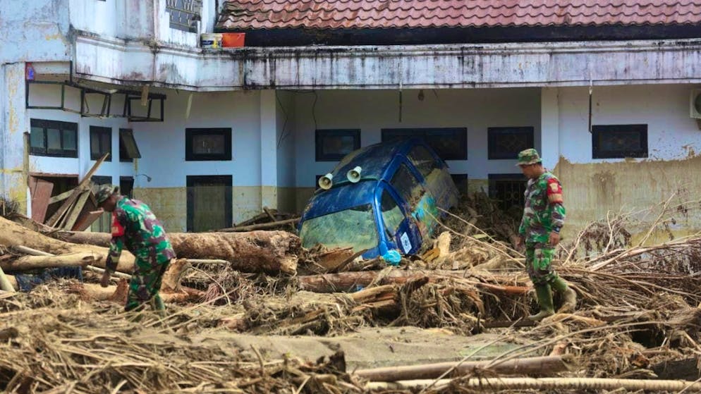 Indonesian soldiers search for flood victims in North Sumatra. Photo: Binsar Bakkara/AP/dpa