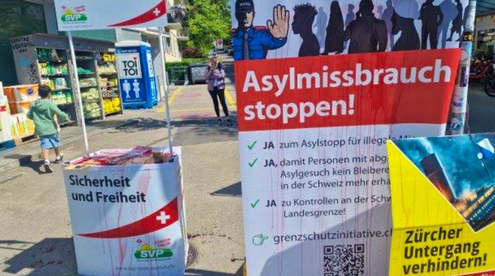 Am 10. Mai 2025 hatten zwei junge Frauen auf dem Röschibachplatz im Kreis 10 Himbeersirup über Plakate und Unterschriftenbögen der SVP gegossen.
