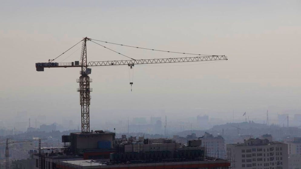 Blick auf die von Smog geplagte Millionenmetropole Teheran. Wassermangel und Luftverschhmutzung belasten die Einwohner der iranischen Hauptstadt. Foto: Aref Taherkenareh/dpa