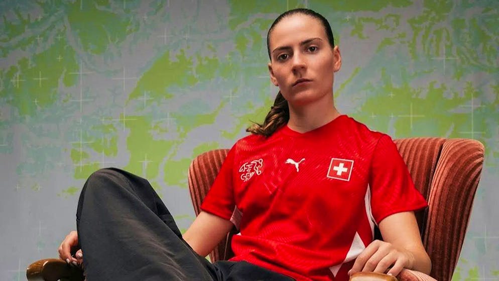 Das ist das Schweizer WM-Trikot - Gallery. Nationalspielerin Smilla Vallotto präsentiert das neue Heimdress