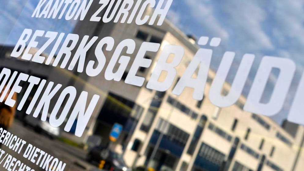 Il Tribunale regionale di Dietikon (ZH) ha condannato oggi il 28enne a sei anni di reclusione per tentato omicidio intenzionale. (Foro archivio)