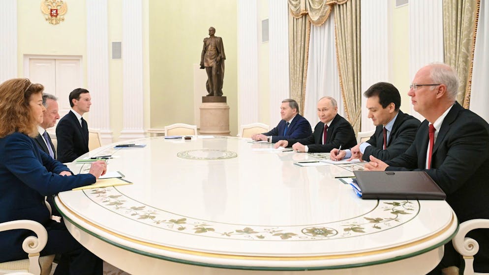 Fünf Stunden dauerte das Gespräch von Kremlchef Wladimir Putin (3.v.r.) mit den US-Abgesandten – keine Diplomaten oder Politiker, sondern ein ehemaliger Immobilienhändler (Witkoff, 2.v.l.) und ein Trump-Familienmitglied (Kushner, 3.v.l.).