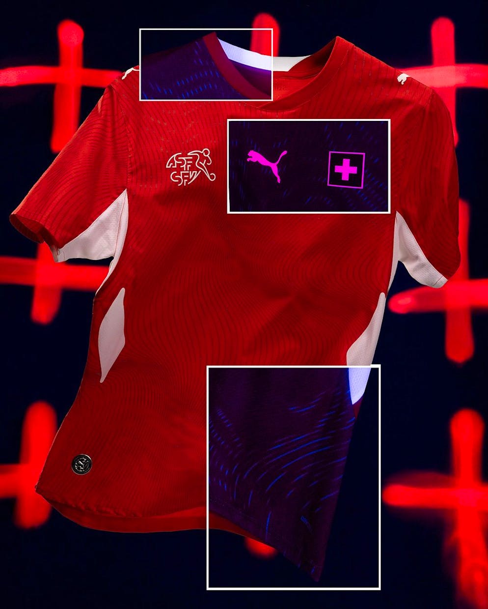 Exposés à la lumière UV, les logos sur la poitrine brillent en rouge fluo.