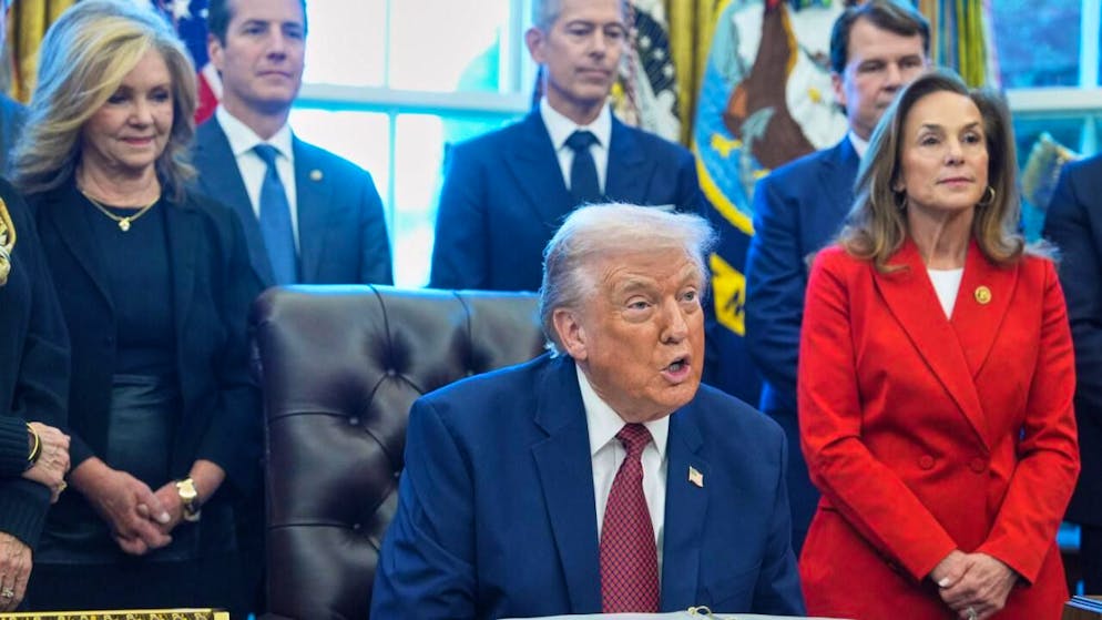 Donald Trump a critiqué les standards «ridiculement contraignants et horribles» imposés par son prédécesseur Joe Biden.