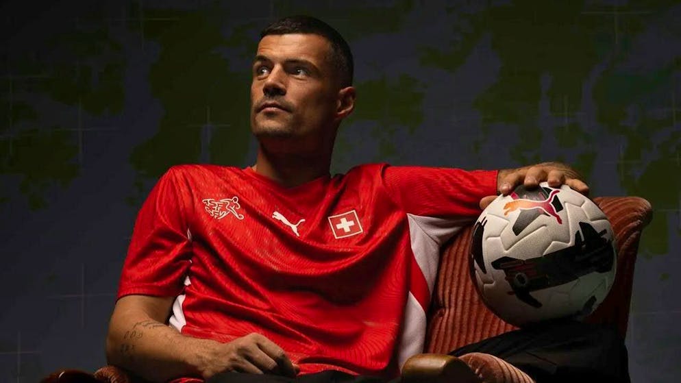 Das ist das Schweizer WM-Trikot - Gallery. Nati-Trainer Granit Xhaka im neuen Heimtrikot der Schweizer Nationalmannschaft