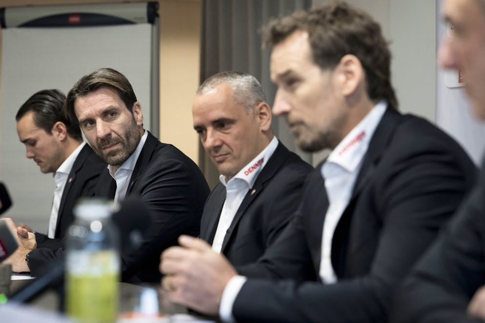 Lars Weibel, sinistra, Jan Cadieux, centro e Patrick Fischer in conferenza stampa.