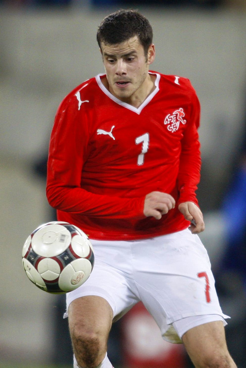 Der Schweizer Tranquillo Barnetta spielt einen Ball im Freundschaftsspiel zwischen den Fussball Nationalmannschaften der Schweiz und Finnland, am Mittwoch, 19. November 2008, in der AFG Arena in St. Gallen. (KEYSTONE/Arno Balzarini)