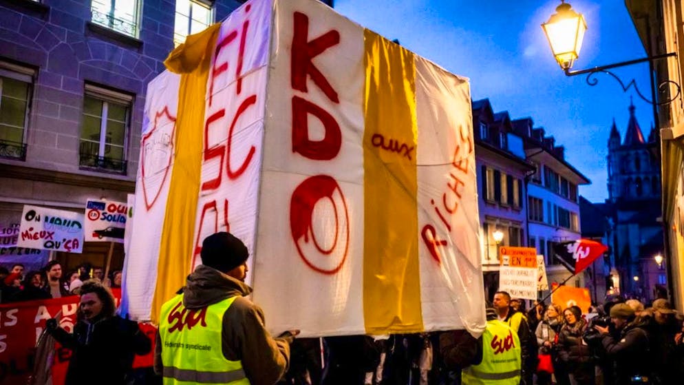 In front of the entrance to the Grand Council of the canton of Vaud, the trade unions had set up a giant white cardboard cube with a gift wrapper to symbolize the tax gift of the tax shield for very rich people.