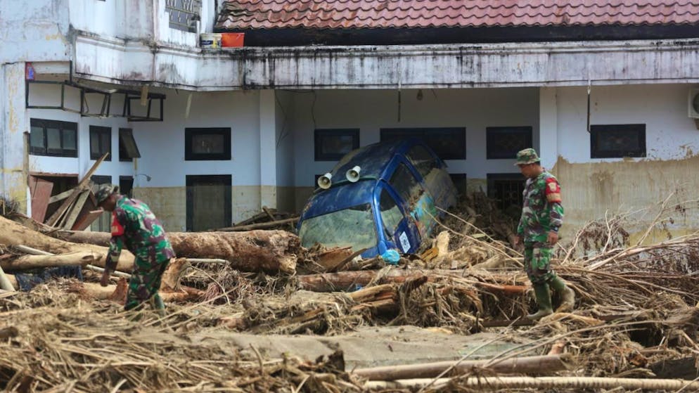 Indonesische Soldaten suchen nach Flutopfern in Nordsumatra. Foto: Binsar Bakkara/AP/dpa