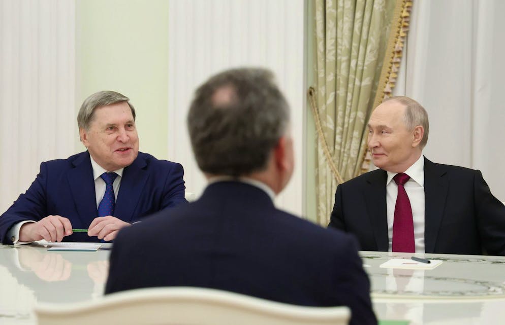 epa12565074 Le président russe Vladimir Poutine (à droite) et le conseiller présidentiel russe Iouri Ouchakov (à gauche) rencontrent l'envoyé spécial du président américain Steve Witkoff (au centre) au Kremlin à Moscou, en Russie, le 2 décembre 2025. EPA/ALEXANDER KAZAKOV / SPUTNIK / KREMLIN POOL MANDATORY CREDIT