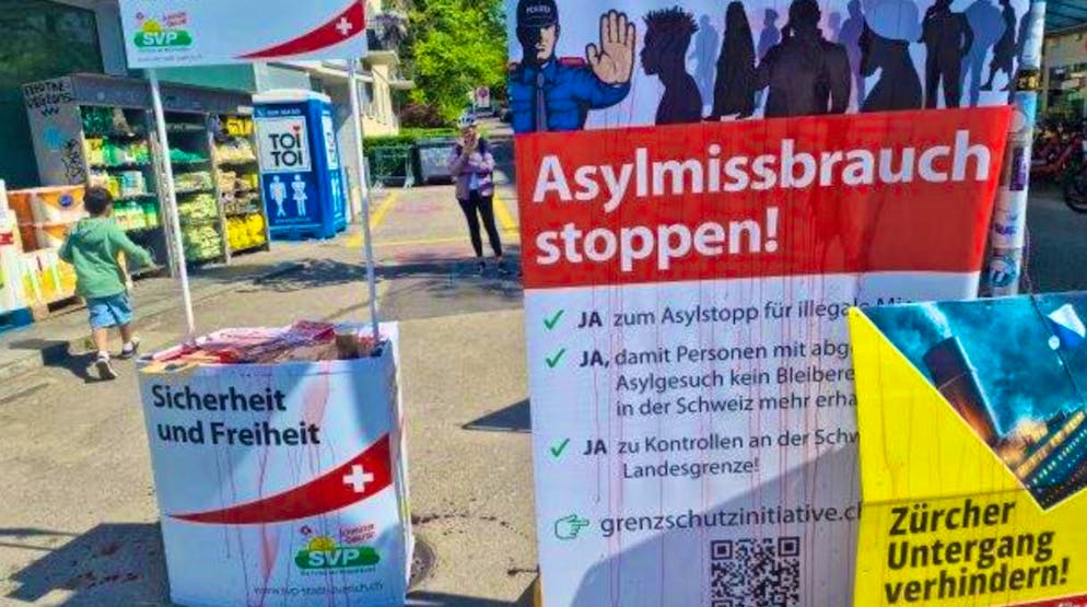 On May 10, 2025, two young women poured raspberry syrup over SVP posters and signature sheets on Röschibachplatz in district 10.