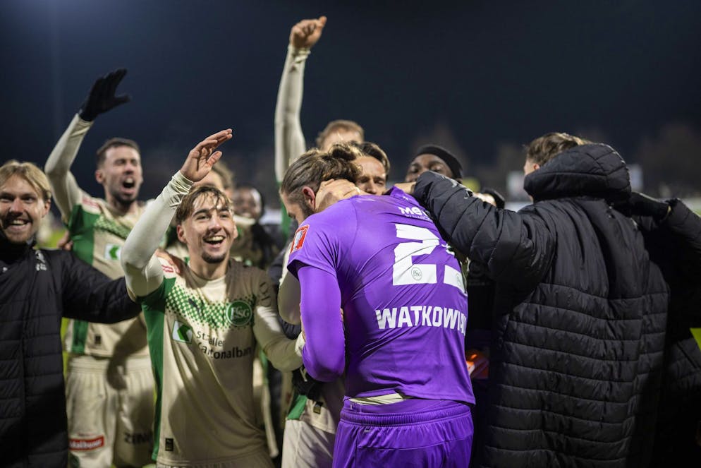 Die St.Galler bejubeln nach dem Penaltyschiessen Torhüter Lukas Watkowiak.