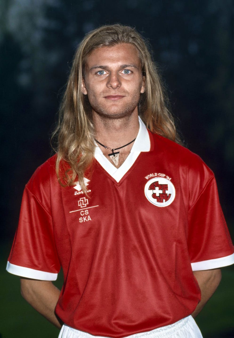 Ein Portrait des Schweizer Fussballers Alain Sutter im Dress der Schweizer Fussballnationalmannschaft, aufgenommen im April 1994. (KEYSTONE/Str)