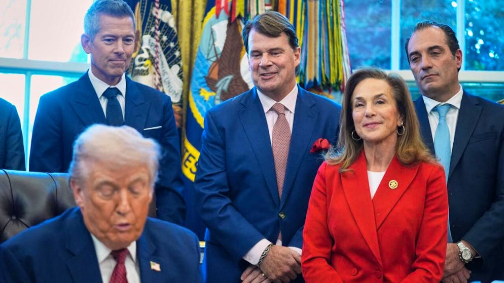 Il presidente Trump annuncia la fine degli standard sulle emissioni delle automobili. Dietro a lui il segretario di Stato ai trasporti Sean Duffy, il presidente di Ford Jim Farley, la deputata repubblicana alla Camera dei Rappresentanti e il CEO di Stellantis Antonio Filosa.