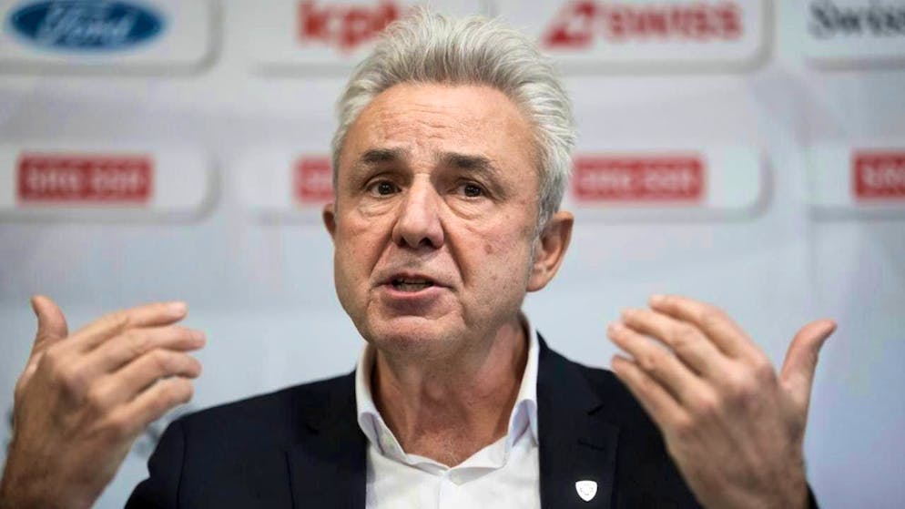 Urs Kessler, the new Chairman of the Board of Directors of Swiss Ice Hockey, explains his plans for the future of Swiss ice hockey to the media