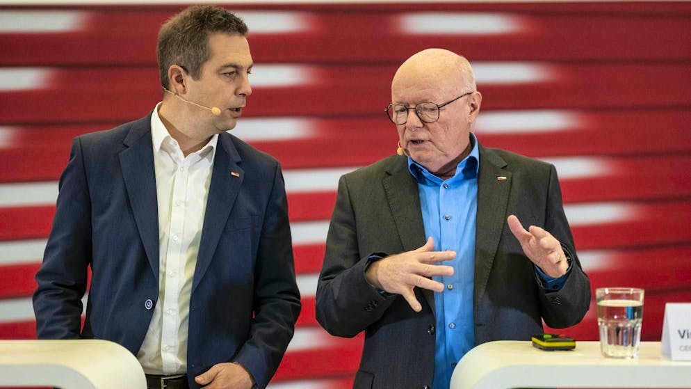 SBB CEO Vincent Ducrot (right) and Reto Liechti, Head of Production Passenger Traffic SBB, inform about the award of the production of the double-decker trains for the Zurich S-Bahn and Western Switzerland to Siemens Mobility on November 7, 2025 in Bern.