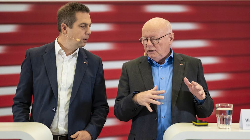 SBB-Chef Vincent Ducrot (r.) und Reto Liechti, Leiter Produktion Personenverkehr SBB, informieren am 7. November 2025 in Bern über die Vergabe der Produktion der Doppelstockzüge für die Zürcher S-Bahn und die Westschweiz an Siemens Mobility.