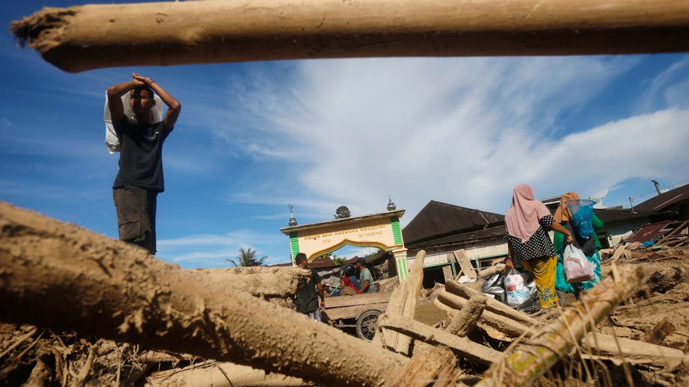 Flutkatastrophe auf Sumatra: Zahl der Toten steigt auf 750 - Gallery. Viele Häuser und Brücken auf Sumatra sind zerstört.
