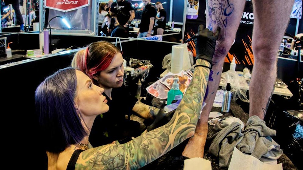 I pigmenti utilizzati nei tatuaggi si accumulano nei linfonodi e indeboliscono il sistema immunitario. Lo dice uno studio internazionale coordinato da ricercatori dell'Istituto di Ricerca in Biomedicina dell'USI. (immagine d'illustrazione)