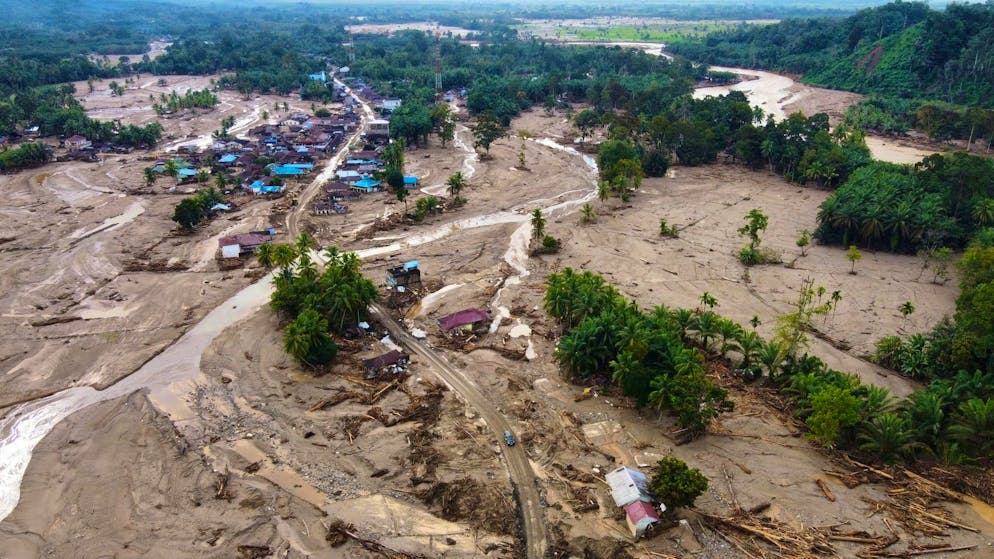 Flood disaster in Sumatra: death toll rises to 750 - Gallery. Mudslides swept through entire villages.