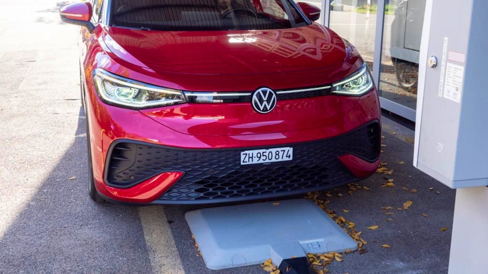 Un veicolo dell'Empa mentre viene posizionato sopra la piastra di ricarica.