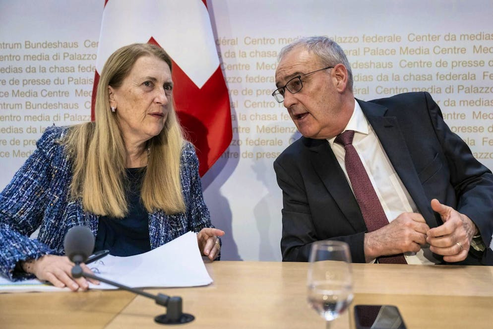 Il Consigliere federale Guy Parmelin, a destra, e Helene Budliger Artieda, Segretario di Stato per l'economia, parlano dopo aver informato durante una conferenza stampa sui nuovi dazi all'importazione negli Stati Uniti, venerdì 14 novembre 2025, a Berna, Svizzera. (KEYSTONE/