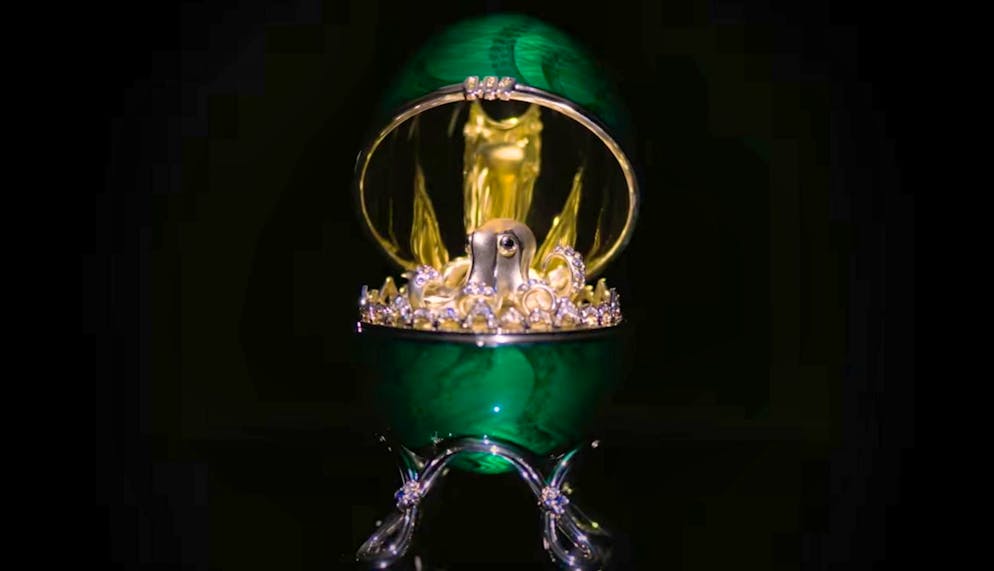 This is what the piece of jewelry is said to have looked like.