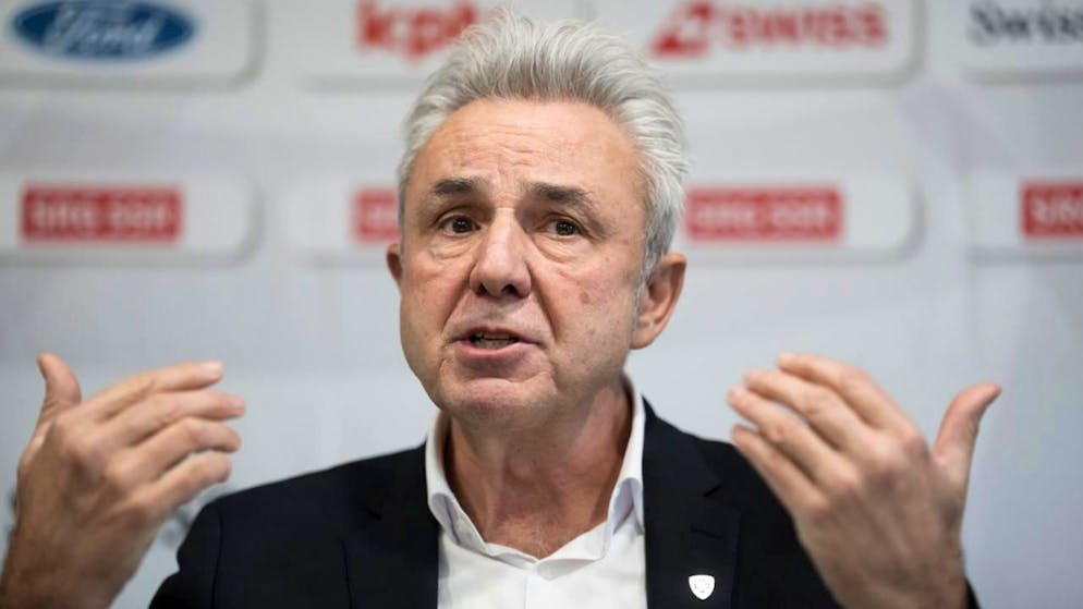 Urs Kessler, der neue Verwaltungsratspräsident von Swiss Ice Hockey, erläutert vor den Medien seine Zukunftspläne für das Schweizer Eishockey