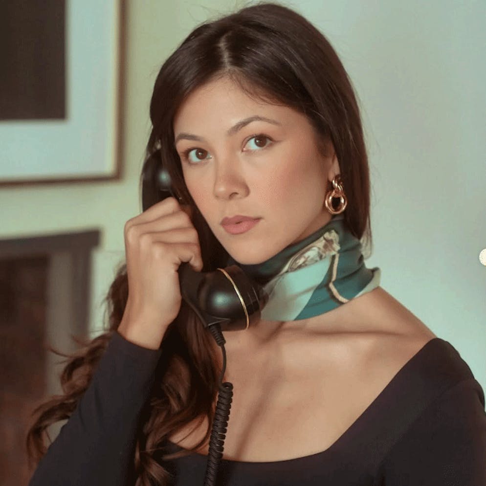 Analoges Comeback. Mit diesem alten Telefon verdient die Frau ein kleines Vermögen