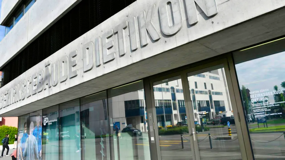 Angriff in Urdorf ZH. Mann schlägt im Drogenrausch Kind gegen die Wand – 6 Jahre Haft