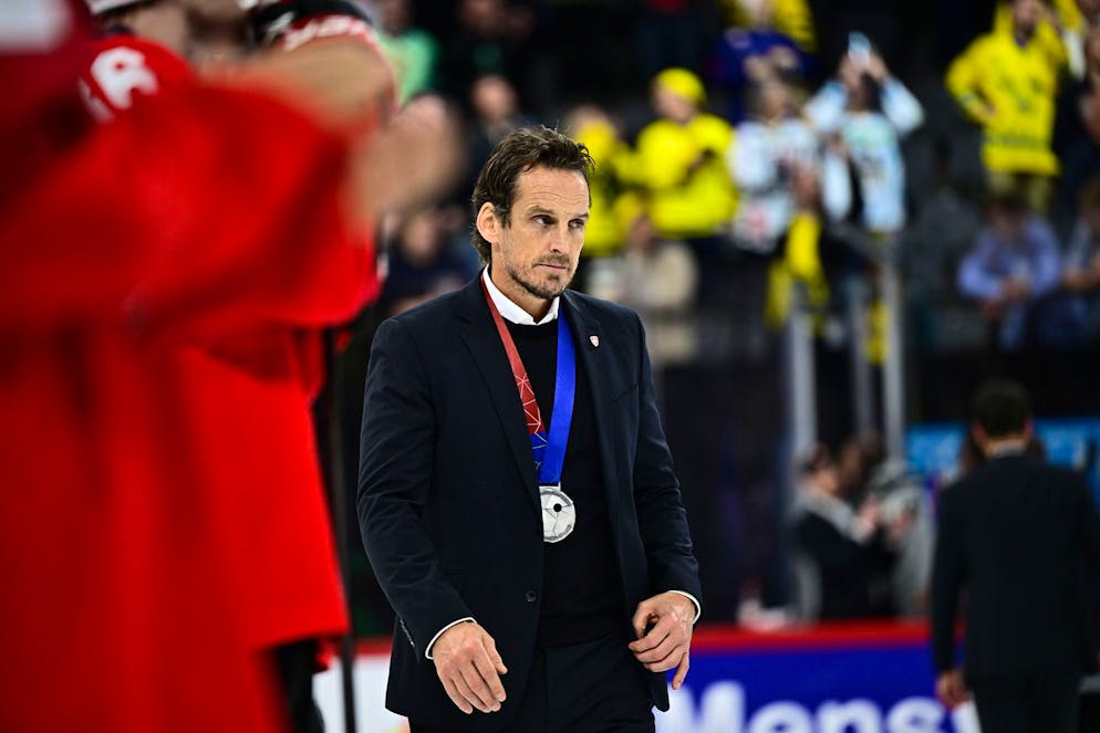  Patrick Fischer con la medaglia d'argento ai Mondiali del 2025.